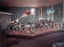 "Stand des VEB Fahrradwerke Elite-Diamant, Karl-Marx-Stadt mit einem reichhaltigen und qualitativ hoch entwickelten Fahrradsortiment." (Frühjahrsmesse 1956)