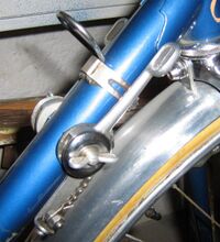 Zeitraum: 1960 bis 1962 Verwendung: Diamant Rennräder, Diamant Luxus-Sporträder Material: Aluminium, Stahl (verchromt) Bemerkungen: Flügelschraube aus Aluminium; Montage direkt am Rahmen oder mittels Schelle