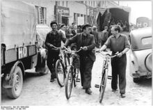 Verkauf von Fahrrädern in mobilen HO-Verkaufsstellen, hier im Eisenhüttenkombinat Ost Fürstenberg/Oder (später zu Eisenhüttenstadt) (Mai 1952).