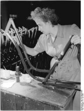 Die Linierungen am Rahmen wurden per Hand aufgebracht (Juli 1956). Felgen und Schutzbleche wurden mit eigens dafür konstruierten Maschinen liniert.