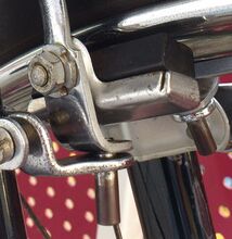 Bremsschuh für Gestängebremsen Zeitraum: 195x bis 19xx Verwendung: Tourenräder in "englischer Ausführung" von Diamant, Mifa, Möve und Simson Material: Stahl (verchromt) Bemerkungen: