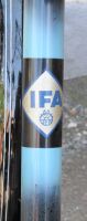 Zeitraum: 1952 bis 1953 Art: Abziehbild und Lackierung Beschreibung: IFA-Raute; einfarbige Farbverläufe