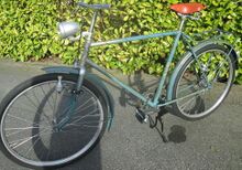 Hellblau lackiert sind damalige Tourensporträder nur selten zu finden. Die Anbauteile dieses Exemplars von 1961 sind teilweise nicht original; Gabelkopf nachlackiert.