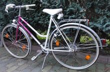 Ein vermutlich original erhaltenes Damen-Rennsportrad, es fehlt lediglich die Luftpumpe. Die Datierung der Continental-Reifen weist September 1990 aus, die Rahmennummer ist teilweise nicht lesbar.