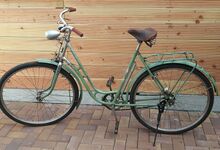 Lindgrünes Modell 102 von 1954. Nicht original sind die Laufräder, der Ständer und der Scheinwerfer. Hier bereits mit einem vereinfachten Dekor.