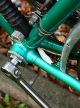 Serienmäßige Flachsteckverbindung im Lichtkabel und Kabelführung im hinteren Schutzblech. Die Lackierung in blaustichigem Grünmetallic ist ein "Klassiker", sie wurde schon in den 1950ern bei Diamant-Sporträdern verwendet.