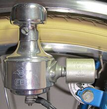 Dynamo Typ FLM 6/3B Zeitraum: 1959 bis 196? Verwendung: hier für Sporträder Material: Stahl, Aluminium Leistung: 3 Watt Farben/Varianten: silber/Aluminium blank Bemerkungen: mit Herstellerprägung, zur Linksmontage, mit Spritzschutz