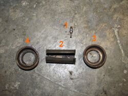 12. Übersicht der ausgebauten Teile Das Bild zeigt die Teile in der Reihenfolge, in der sie demontiert wurden: 1 - Öler mit Röhrchen; 2 - Hülse; 3 - rechte Lagerschale; 4 - linke Lagerschale