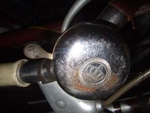 Zeitraum: 1950er/1960er Jahre Verbaut an: Fahrrädern von Diamant Deckel: Stahl, verchromt Unterteil: Stahl, lackiert Bemerkungen: