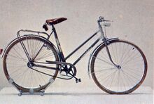 Mifa Modell 251 (ca. 1975) Abbildung des Modells 251 im Genex-Katalog 1977, das Baujahr des Fahrrades dürfte 1975 sein. Eigenartigerweise trägt es jedoch am Sattel- und am Unterrohr ein zu diesem Zeitpunkt längst nicht mehr aktuelles Rahmendekor.