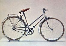 Mifa Modell 252 (ca. 1975) Abbildung des Modells 252 im Genex-Katalog von 1977, Baujahr des Fahrrads vrmtl. 1975. Auffällig ist hier die nachlässige Präsentation des Fahrrads (Halterung für Scheinwerfer falsch montiert, unsinnige Einstellung der Sattelneigung).