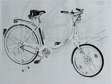 Das gleiche Fahrrad mit großem Frontgepäckträger zur Nutzung bei der Post. Hier zusätzlich mit einer Trommelbremsnabe im Vorderrad, einem flachen Lenkerbügel sowie einem am Vorbau befestigten Scheinwerfer (Dynamo am Hinterbau) ausgestattet.