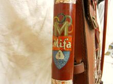 Detailaufnahme des links nebenstehend gezeigten Fahrrads mit Mifa-Emblem und "Olympia"-Dekor.