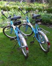 Die identischen Fahrräder wurden seinerzeit zusammen gekauft und von eineiigen Zwillingen gefahren.