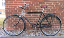 Modell S 1 D aus dem Jahr 1958. Das Fahrrad besitzt verchromte Stahlfelgen. Beleuchtung und vrmtl. auch die Bereifung nicht original.