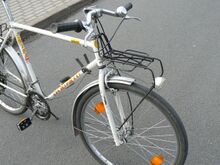Die rutschsicheren Lenkergriffe wurden vom BMX-Fahrrad übernommen. Auch Prinizip (Unicrown) und Aussehen der Vorderradgabel gleichen der des BMX-Rades.