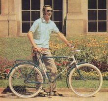 Mifa Modell 102 (vrmtl. Vorserie) 1970 werden die 26"-Tourensporträder von Mifa erstmals in Prospekten erwähnt, noch in dem bis 1971 üblichen Rahmendekor. Beim abgebildeten Exemplar befindet sich die Dynamohalterung am Hinterbau. Ob es sich um einen Prototypen mit Diamant-Rahmen oder um die damals übliche Serie handelt, ist nicht geklärt.