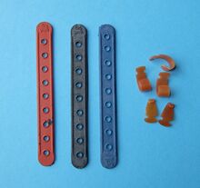Die Verschlussbänder aus Gummi (Länge 100 mm) wurden in den Farben Rot, Schwarz und Blau angeboten. Die dazugehörigen Haken zur Befestigung an Rahmen und Schutzblech bestanden aus PVC.