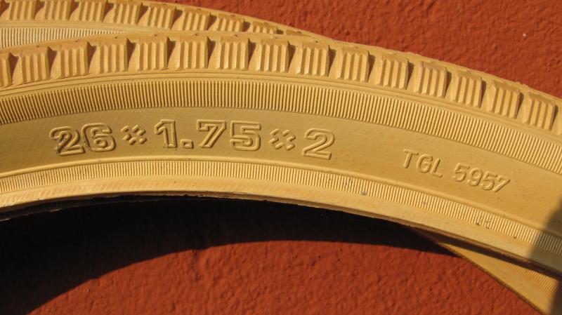 Datei:Reifen Pneumant creme 26.jpg