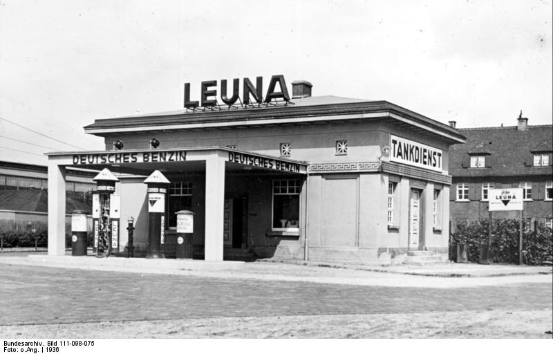Datei:Bild 111-098-075 Leuna-Tankstelle.jpg