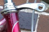 Zeitraum: ca. 1955 bis 1957 Verwendung: Simson-Modelle 3a und 4a. Material: ?, blank Verschraubungspunkte: 1 Gewinde: nein Bemerkungen: