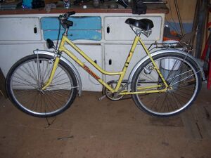 Bei diesem Tourensportrad von 1988 ist die Luftpumpenhalterung am Unterrohr angelötet.