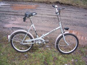 Dieses Klapprad Modell 903/1 (Baujahr 1981) befindet sich im vollständigen Originalzustand, nur der Sattel wurde nachgerüstet. Beim Gepäckträger handelt es sich um die Ausführung mit einem Spannband.
