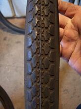 Tourenreifen Zeitraum: ca. 1979 bis 1990 Breite: 1.75 (47 mm) Für Laufradgrößen: 28", 26", 24", 20" Verwendung: Tourenräder, Klappräder, Kinderräder Bemerkungen: schwarz