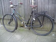 Mifa Modell S 2/16 (1956/57) Ein Modell S 2/16 mit "Olympia"-Dekor in Verbindung mit einer Strahlenkopflackierung, wie sie für die Baujahre ab 1956 typisch ist.