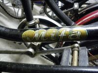 Detailaufnahme des Mifa-Schriftzugs