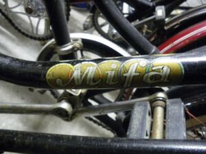 Detailaufnahme des Oberrohres mit Mifa-Schriftzug und "Olympia"-Dekor