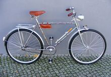 Der ursprünglich pink-farbene Metallic-Lack ist durch Lichteinfluss beinahe vollständig zu Silbergrau verblichen.