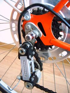 Das Modell 207 besaß eine Fünfgang-Kettenschaltung von Favorit. Die Speichenschutzscheibe sollte verhindern, dass die Kette in den Raum zwischen Ritzel und Speichen gerät.