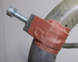 3. Überkleben der Schellen Die fixierten Schellen werden nun mit einem kurzen Stück des Lenkerbands überklebt, damit diese später an keiner Stelle "durchblitzen" können.