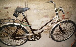 Dieses Exemplar aus dem Jahre 1978 besitzt noch das alte Lackierungsschema und Rahmendekor. Am Sattelrohr wurde das Dekor schon geringfügig verändert, dort ist bereits die "IFA-Raute" zu finden. Unter der IFA Raute ist nocheinmal das Abziehbild der Gabel angebracht. In dieser Ausführung wurden die Räder nur kurzzeitig ausgeliefert.