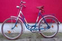 Auch dieses Exemplar besitzt noch die erste Variante des Rahmendekors sowie die Schutzbleche der ersten Ausführung.