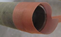 4. Beginn der Wicklung Der Anfang des Lenkerbandes wird an der Innenseite angesetzt und die erste Wicklung nach unten, außen und innen herumgeführt. (rechts und links unterschiedlicher Drehsinn!) Dabei sollten am Anfang etwa 2/3 der Bandbreite überstehen und nach einer Windung mindestens noch 5mm.