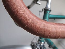 6. Wicklung im Bogen Beim Wickeln des Lenkerbandes im ersten Bogen wird die Überlappung außen beibehalten und innen auf höchstens 1/2 vergrößert. Dadurch soll verhindert werden, dass drei Lagen Lenkerband überlagert werden; unter Umständen muss die Überlappung dafür außen verkleinert werden.