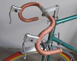 9. Ergebnis und Nachbehandlung Abschließend werden die Bremsgriffe wieder befestigt und der Lenker so vervollständigt. Soll das Lenkerband haltbar versiegelt werden, muss es vor der Bremsgriffmontage mit Lack gestrichen werden. Besonders geeignet ist hierfür Schellack, der auch schon vor Jahrzehnten als Versiegelung genutzt wurde. Für die Versiegelung sollte der Lenker samt Vorbau vom Rad abgenommen werden, um ihn leichter handhaben zu können und das Rad vor Lackspritzern zu schützen.