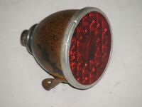 Stebenrücklicht Typ 8507.101 Zeitraum: ca. 1956 bis 1959 Verwendung: Material: Stahlblech, Glas, Aluminium Farben/Varianten: silber, schwarz (im Bild) Bemerkungen: Zur Montage am Hinterbau. Wurde von FER weiterproduziert.