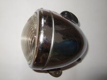 Scheinwerfer Typ ?? Zeitraum: um 1958 Verwendung: Zubehör? Material: Stahlblech, Kunststoff, Glas Ø Lichtaustritt: Farben/Varianten: verchromt Bemerkungen: Mit Fahr- und Bodenlicht.