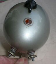 Scheinwerfer Typ ?? Zeitraum: 195x bis 195x Verwendung: Material: Stahlblech, Glas, Aluminium Ø Lichtaustritt: Farben/Varianten: silber Bemerkungen: ein Anschluss für Dynamo (Eingang) und Rücklicht (Ausgang, mit integrierter Rücklicht-Kontrolllampe)