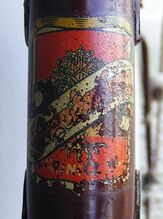 Stark angegriffenes Abziehbild nach der oben beschriebenen Behandlung. Das Dekor ist dauerhaft fixiert und konserviert. Sichtbar ist der entstandene, dezente Seidenglanz.