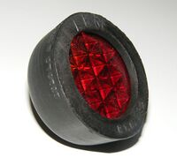 Rückstrahler "Alarm" von Etzold & Baessler. Modell, wie es seit den 30er/40er Jahren bis in die 50er Jahre produziert wurde. Das Reflektorglas ist in ein Gehäuse aus Hartgummi eingelassen. Zubehörteil. In den 50ern Änderung der Aufschrift ("E & B Zeitz" sowie Betriebsnummer).