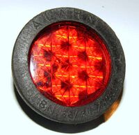 Rückstrahler "Alarm" von Etzold & Baessler. Gehäuse aus Gummi. Zubehörteil. Aufschrift "B.N." und Betriebsnummer.