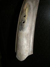 Zeitraum: 1950er Jahre Hersteller: ?? Verwendung: Zubehörteil Material: Aluminiumblech Größen: 28 Zoll Überstand des Vorderrad-Schutzleches: lang Farben/Varianten: Aluminium blank Profil: gewölbt Bemerkungen: Abschluss mit "Nase"