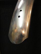 Zeitraum: 1960er bis 1980er Jahre Hersteller: Diamant Verwendung: Zubehörteil Material: Aluminiumblech Größen: hier: 28 Zoll Überstand des Vorderrad-Schutzleches: lang Farben/Varianten: Aluminium blank Profil: gewölbt Bemerkungen: Abschluss mit "Nase"