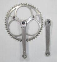 Zeitraum: 195? - 195? Verwendung: unbekannt Kettenblatt: 49 Zähne (3/32"), Aluminium Kurbel: 2-Armkurbel, Aluminium Verbindung: 3 Bolzen Tretlager: unbekannt Bemerkungen: -