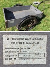 Anhänger Typ 544, etwa 1970er Jahre. Dieser Typ wurde auch vom VEB Metallmöbel Berlin produziert.