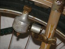 Dynamo Typ 8007.1 Zeitraum: 1956 bis ca. 1960 Verwendung: u.a. Touren- und Sporträder von Mifa Material: Aluminium, Stahl Farben/Varianten: silber/Aluminium blank Leistung: 3 Watt Bemerkungen: mit Schriftzug "Standard"; später auch von FER produziert